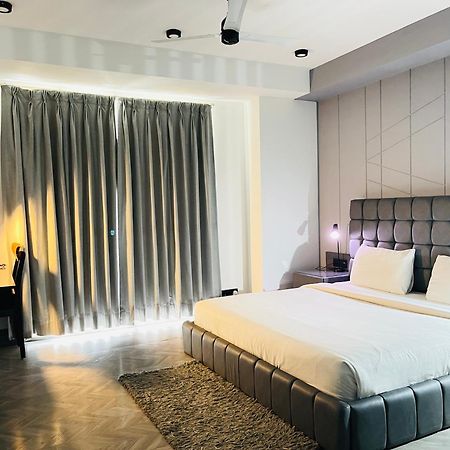 Bedchambers Serviced Apartments, Mg Road Ґурґаон Екстер'єр фото