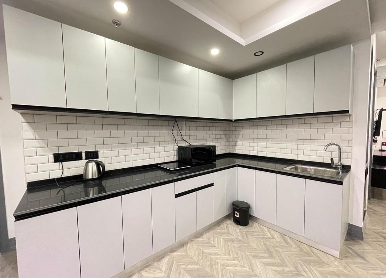 Bedchambers Serviced Apartments, Mg Road Ґурґаон Екстер'єр фото