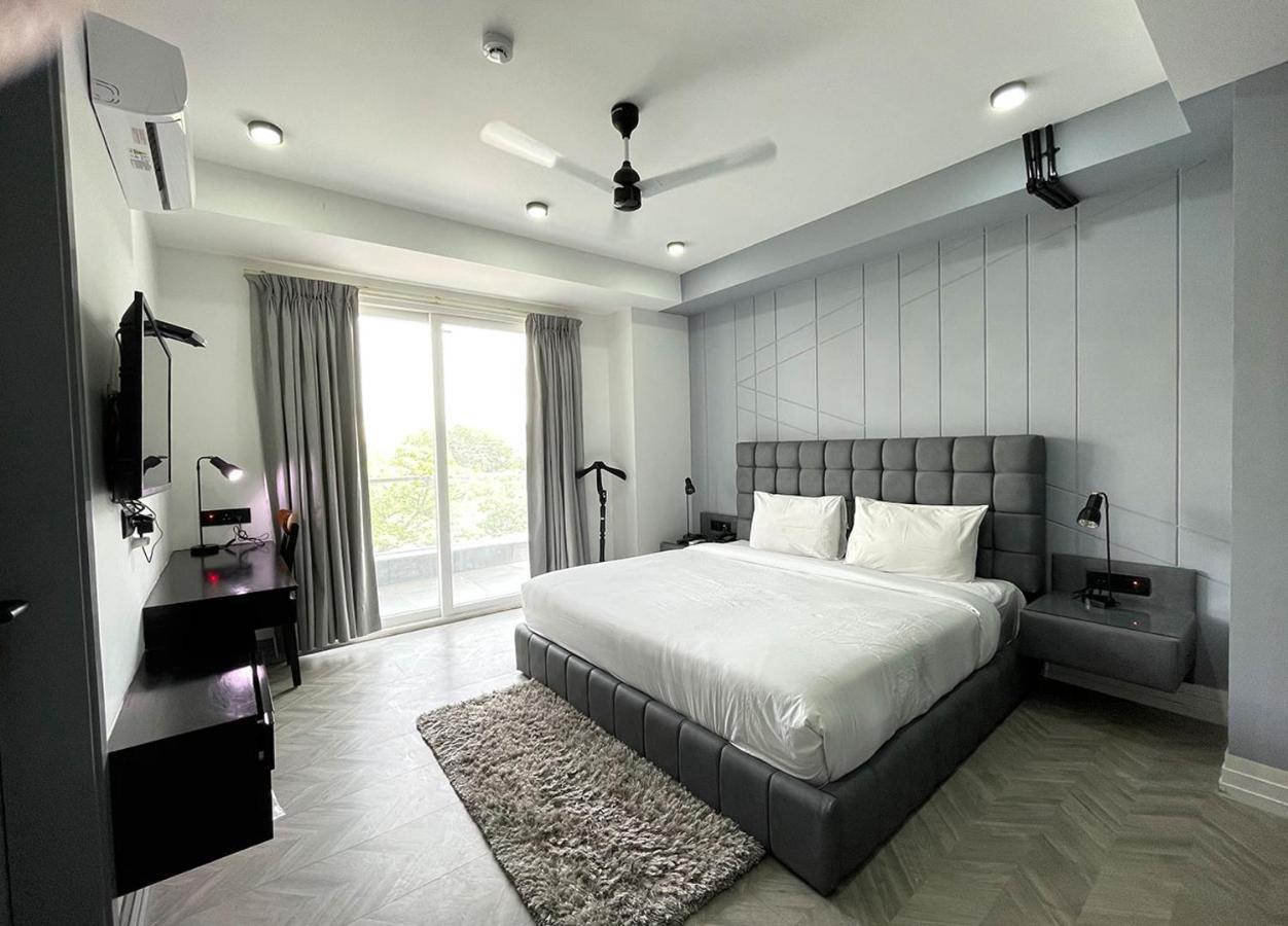 Bedchambers Serviced Apartments, Mg Road Ґурґаон Екстер'єр фото