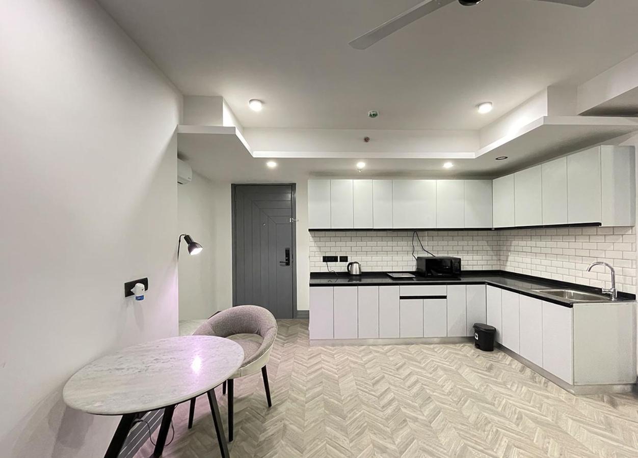 Bedchambers Serviced Apartments, Mg Road Ґурґаон Екстер'єр фото