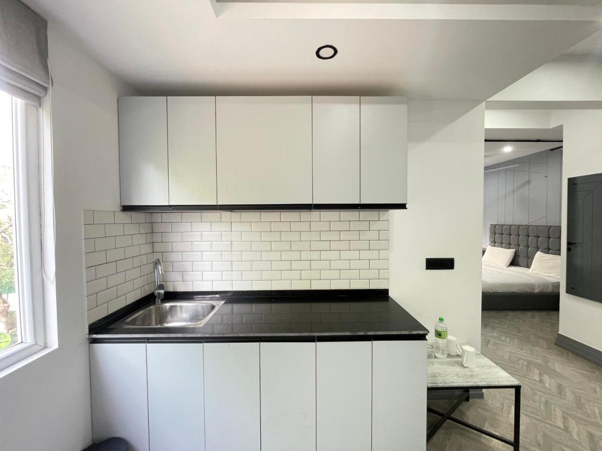 Bedchambers Serviced Apartments, Mg Road Ґурґаон Екстер'єр фото