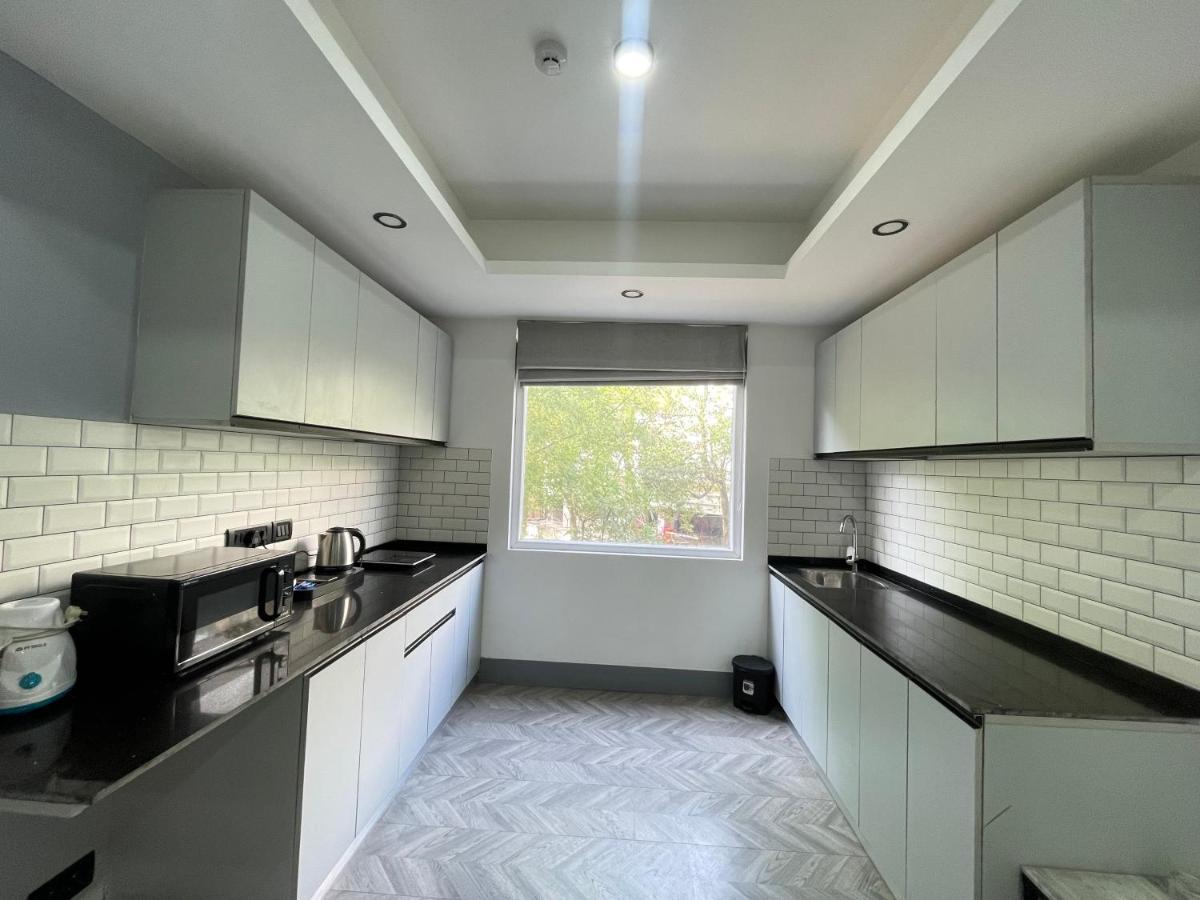 Bedchambers Serviced Apartments, Mg Road Ґурґаон Екстер'єр фото