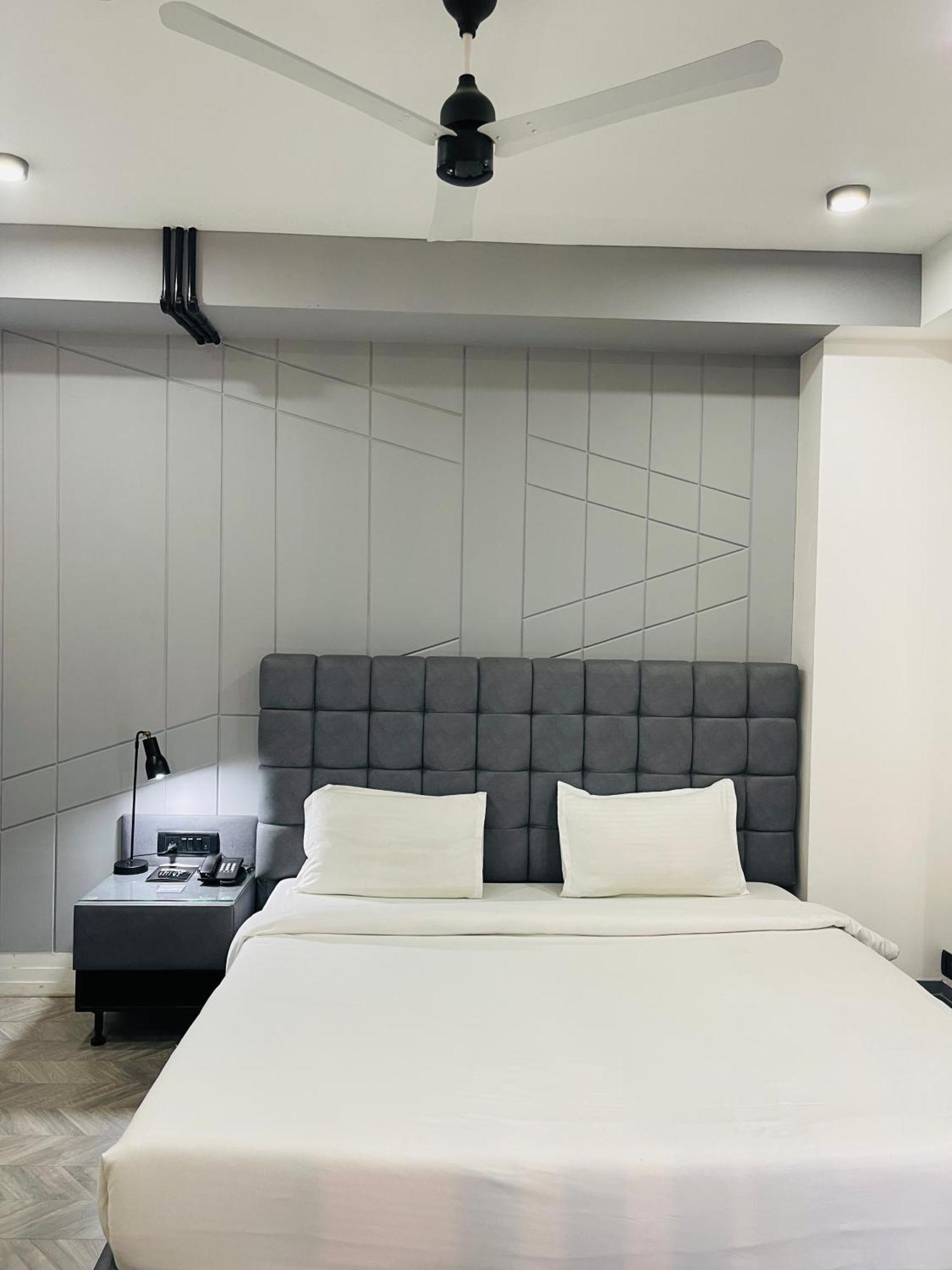 Bedchambers Serviced Apartments, Mg Road Ґурґаон Екстер'єр фото