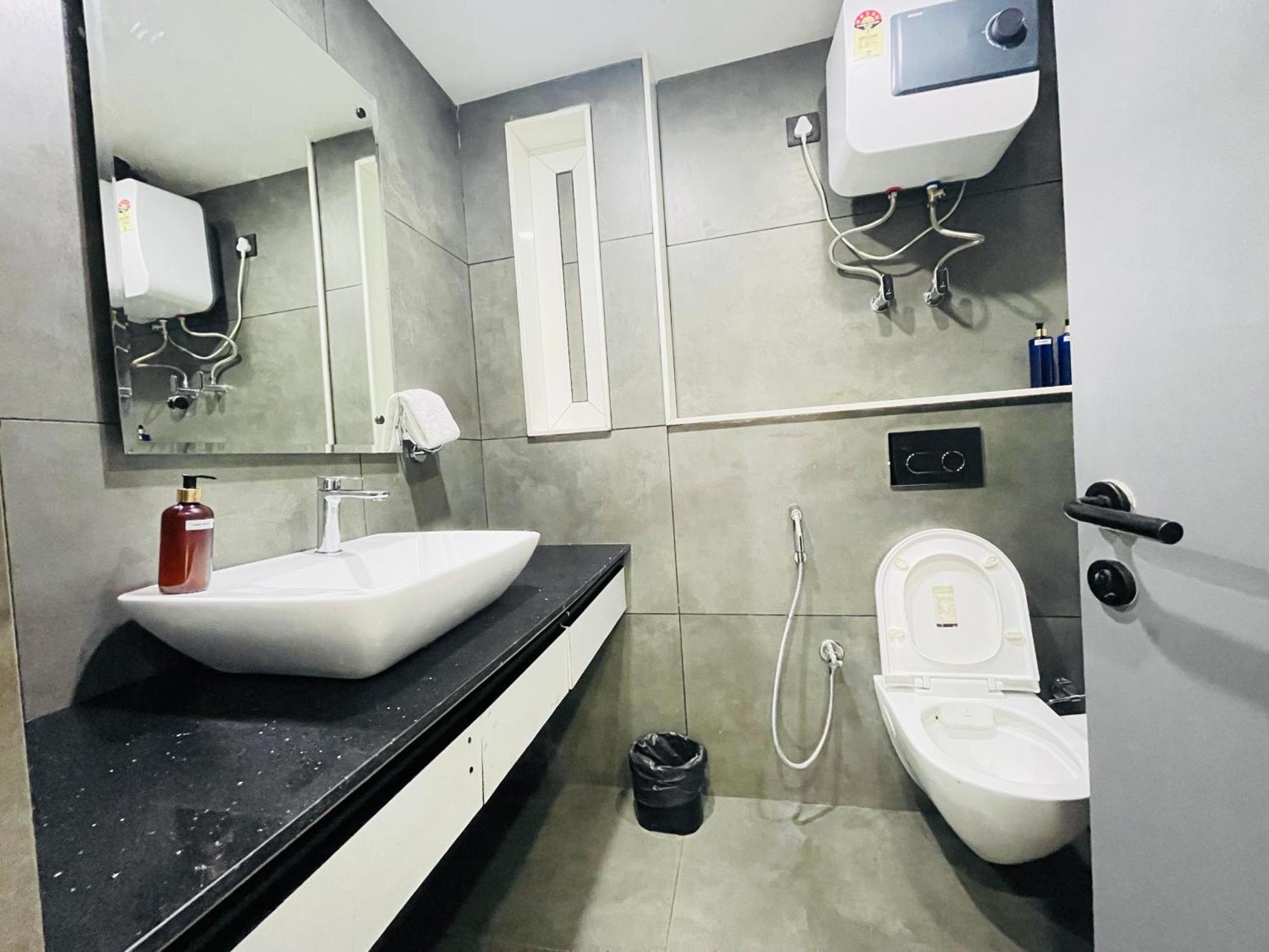 Bedchambers Serviced Apartments, Mg Road Ґурґаон Екстер'єр фото